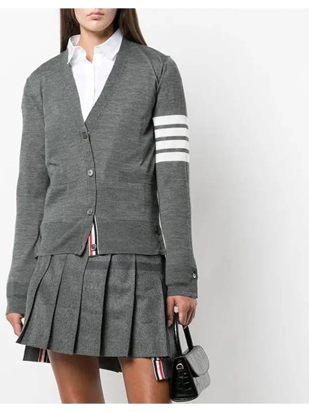 Sustainable Fine Merino Wool 4-Bar Relaxed Fit V-Neck Cardigan Medium Grey - THOM BROWNE - BALAAN 3