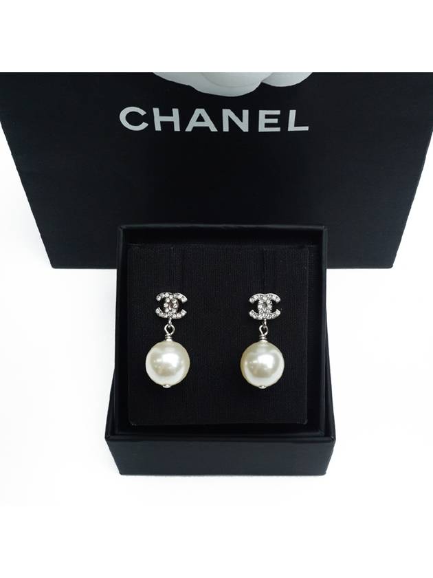 Metal Glass Strass Pearly White Earrings Silver - CHANEL - BALAAN.