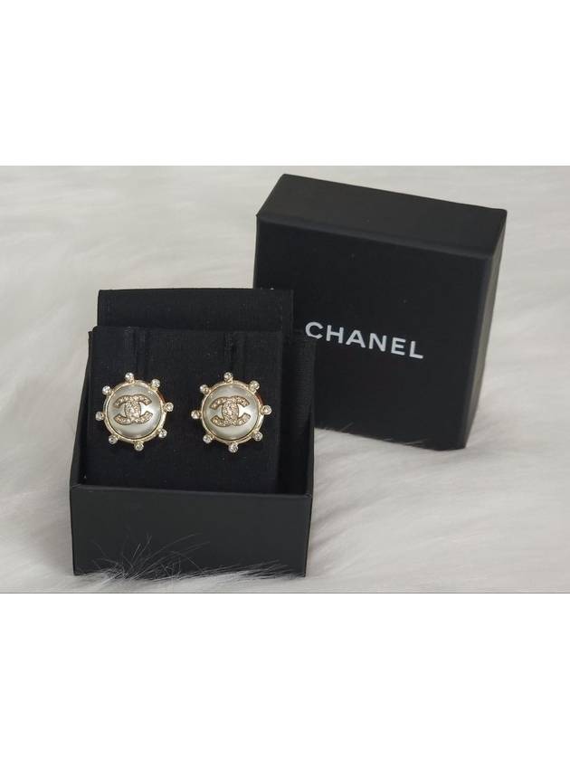 Circular castle crystal logo earrings AB6635 - CHANEL - BALAAN 3