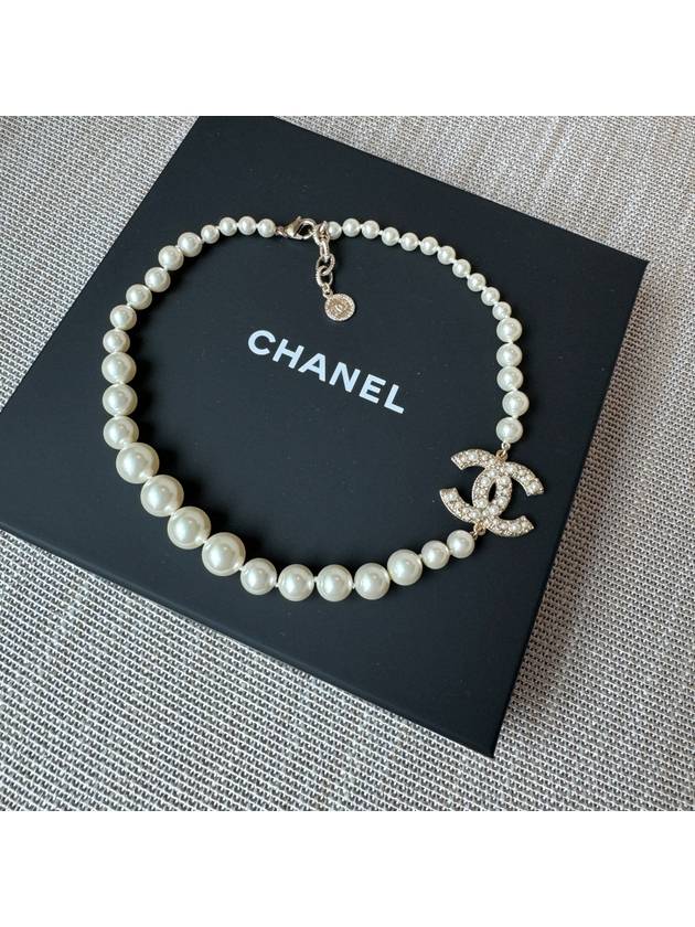 Necklace Metal Glass Pearls Resin & Gold Pearly White Crystal - CHANEL - BALAAN 10