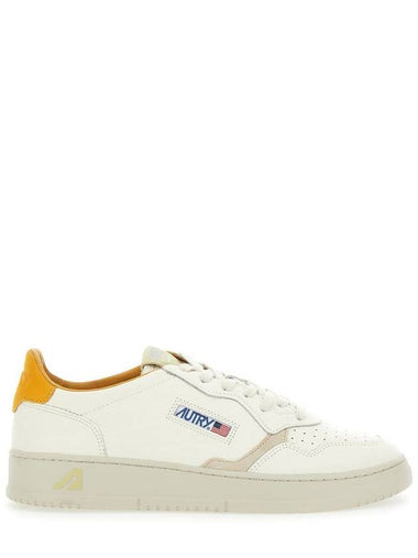 'Medalist Low' White Low Sneakers With Logo Patch And Contrasting Heel Pad In Leather Man - AUTRY - BALAAN 1