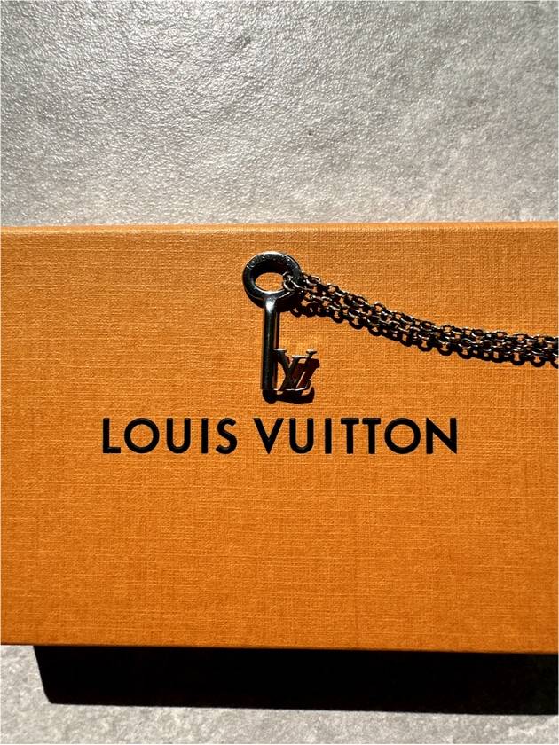 OS LV Men s Oval Key Necklace Pendant Silver M00678 - LOUIS VUITTON - BALAAN 5