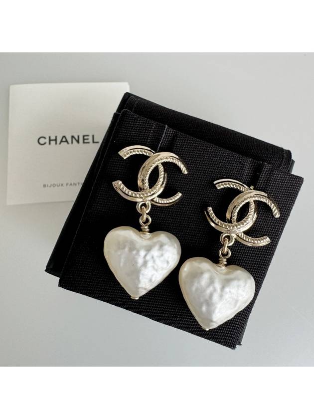 Women's CC Logo Heart Pearl Gold Earrings Pearly White - CHANEL - BALAAN 7