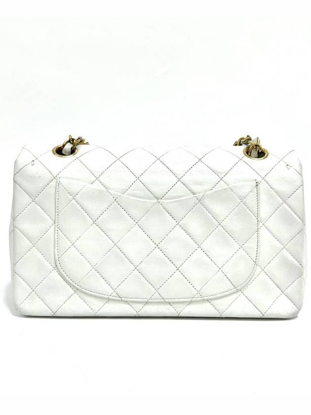 Lambskin classic medium shoulder bag - CHANEL - BALAAN 5