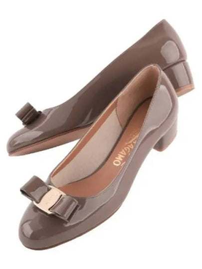 Vara Bow Patent Pumps Grey - SALVATORE FERRAGAMO - BALAAN 2