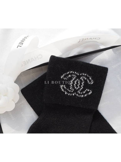 CC Logo Cashmere Knit Gloves Unisex Black AA9264 - CHANEL - BALAAN 2