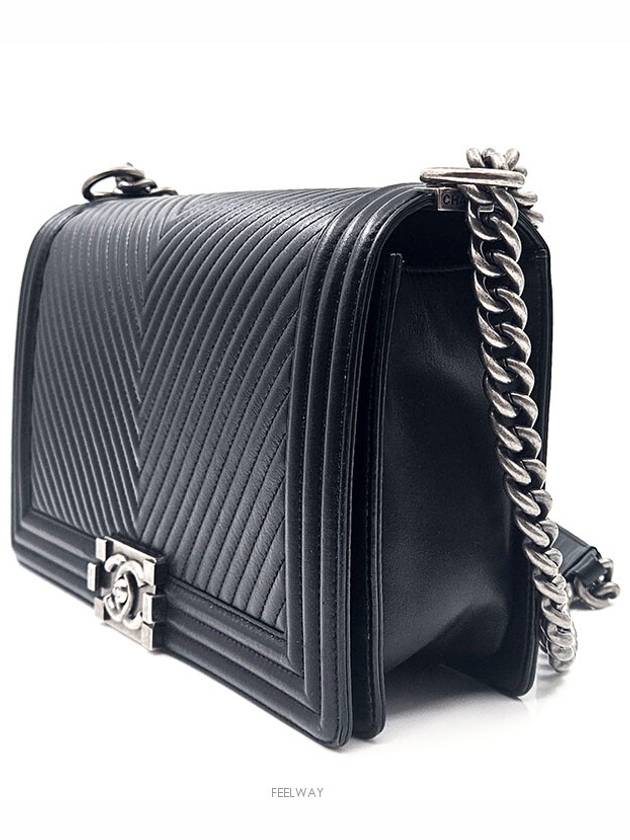 Calfskin Chevron Boy Bag New Medium - CHANEL - BALAAN 3