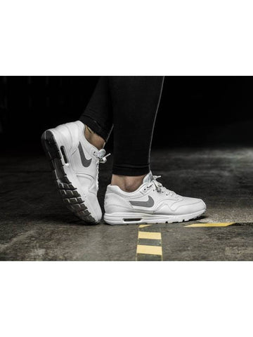 01704993102Air Max 1 Ultra EssentialWhite Gray - NIKE - BALAAN 1