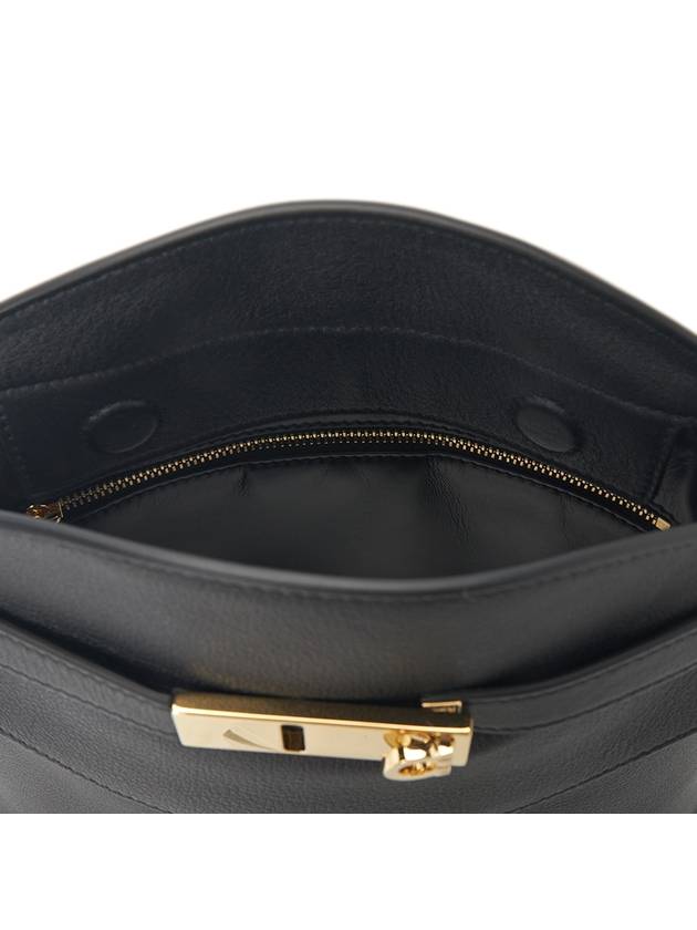 Hug Messenger Cross Bag Black - SALVATORE FERRAGAMO - BALAAN 10