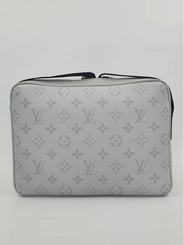 Women s Outdoor Messenger Bag - LOUIS VUITTON - BALAAN 6