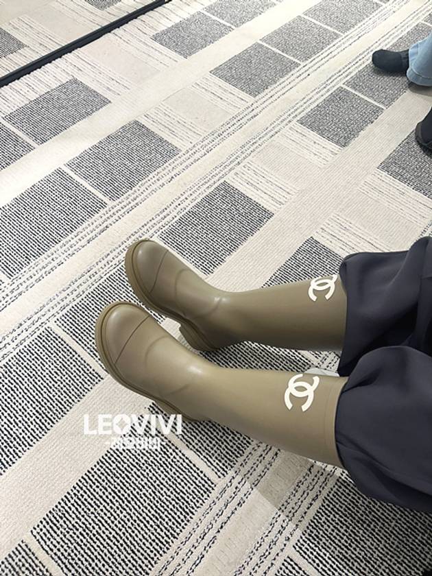 CC Logo Caoutchouc Rain Boots Dark Beige - CHANEL - BALAAN 3