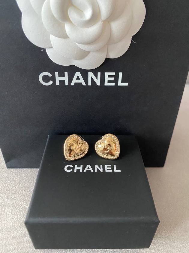 CC logo heart stud earrings gold - CHANEL - BALAAN 6