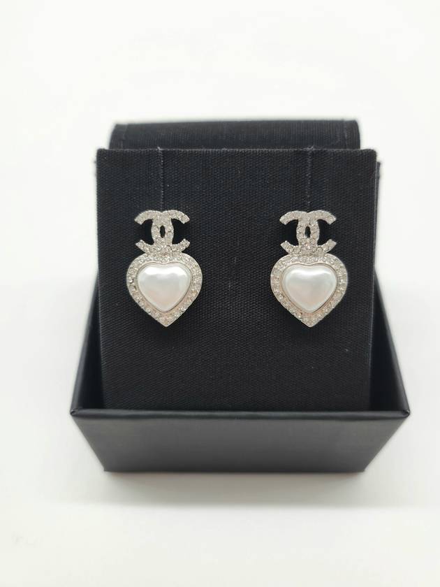 CC Logo Heart Pearl Earrings Silver - CHANEL - BALAAN 3