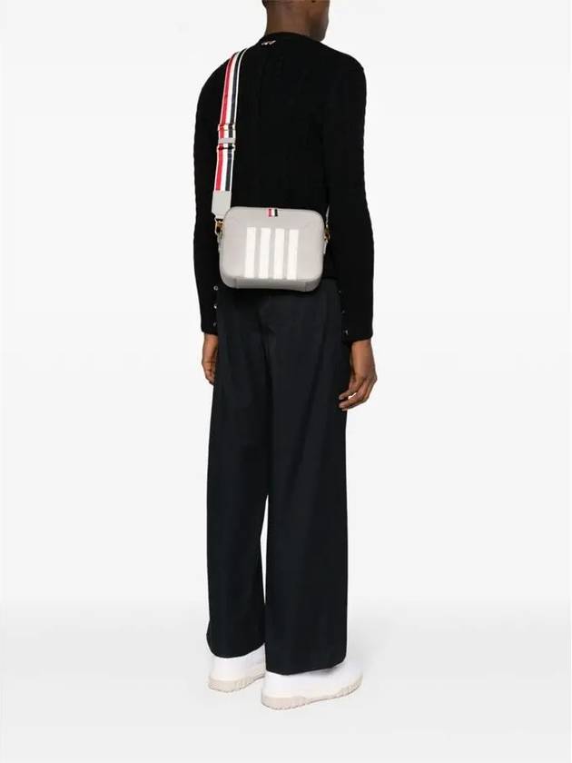 Pebble Grain Diagonal Cross Bag Light Grey - THOM BROWNE - BALAAN 7