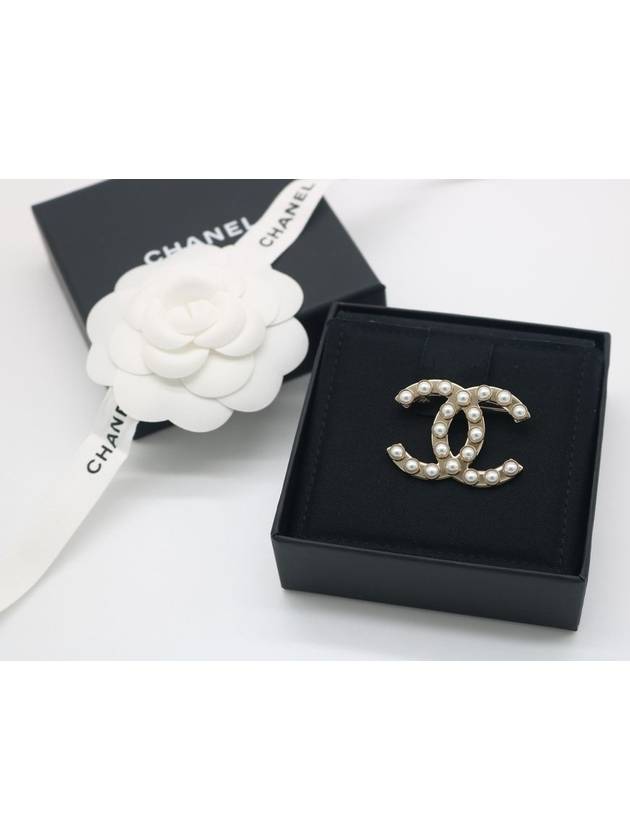 CC Logo Pearl Glass Women Brooch Pin - CHANEL - BALAAN 4