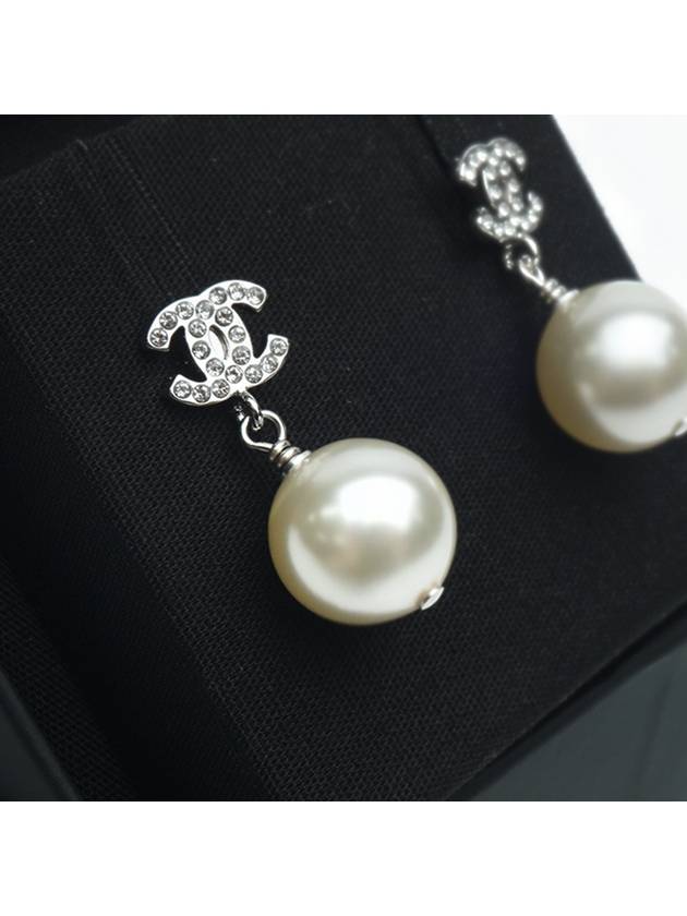 Metal Glass Strass Pearly White Earrings Silver - CHANEL - BALAAN.