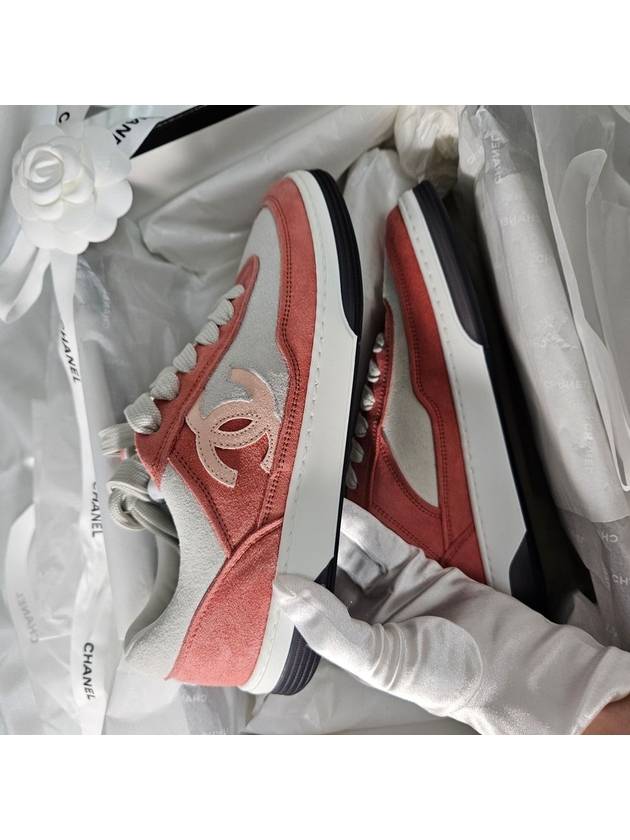 CC Logo Suede Low-Top Sneakers Pink White - CHANEL - BALAAN 3