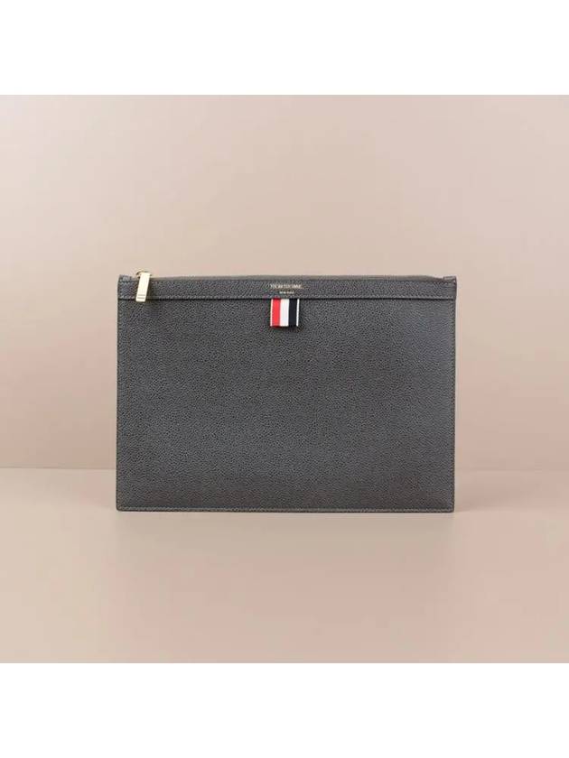 Pebble Grain Three Stripes Zipper Small Clutch Bag Dark Grey - THOM BROWNE - BALAAN 2