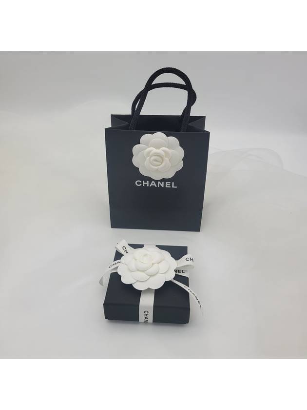 cc logo charm ribbon brooch - CHANEL - BALAAN 8