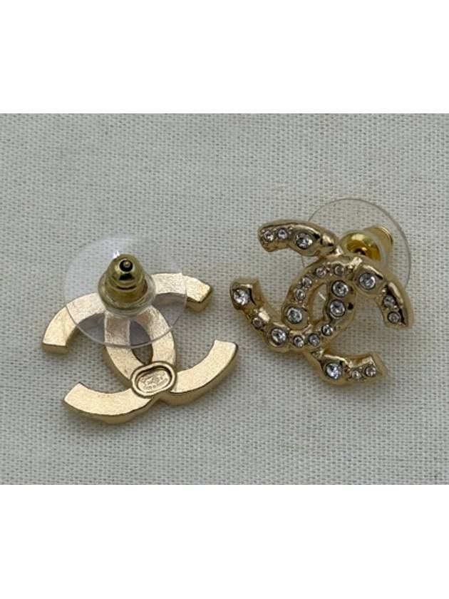 CC logo stud earrings gold - CHANEL - BALAAN 6