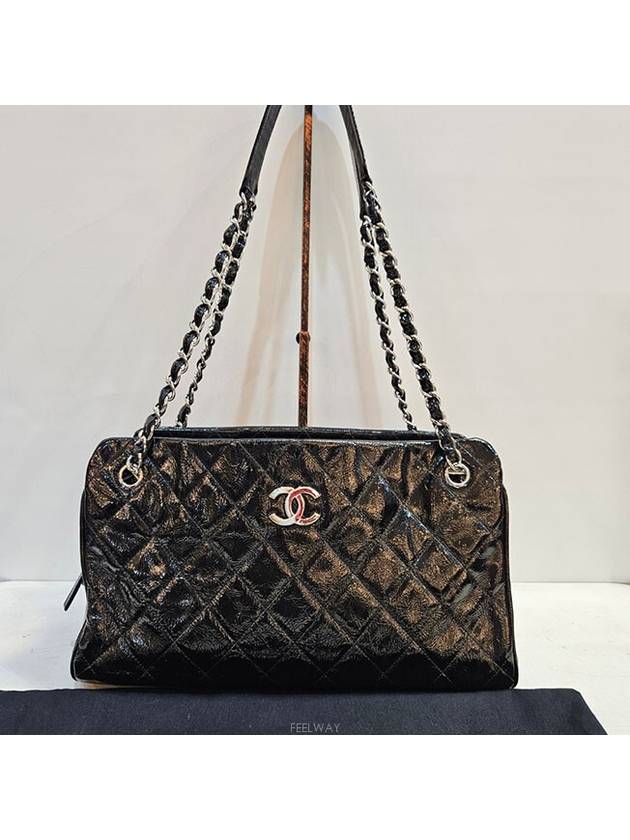 Black patent shoulder bag - CHANEL - BALAAN 4