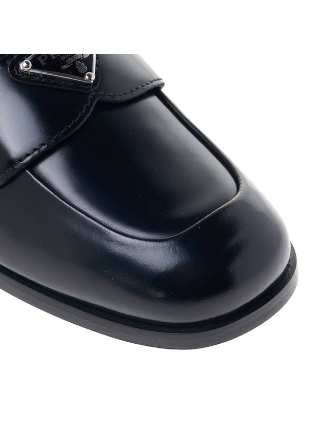 brushed triangle logo leather loafers black - PRADA - BALAAN.