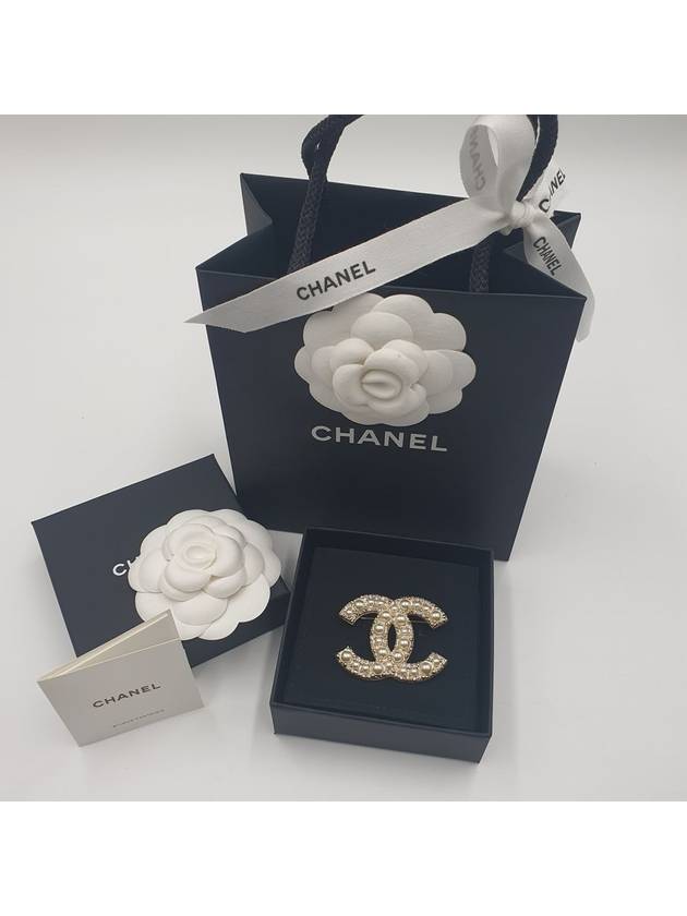 CC Logo Pearl Crystal Brooch Gold - CHANEL - BALAAN 3