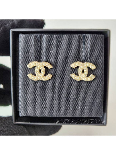 Classic Earrings CC Logo Pearl Crystal Gold A64766 - CHANEL - BALAAN 2