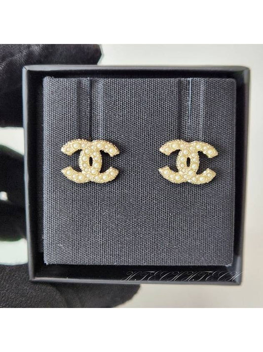 Classic Earrings CC Logo Pearl Crystal Gold A64766 - CHANEL - BALAAN 1