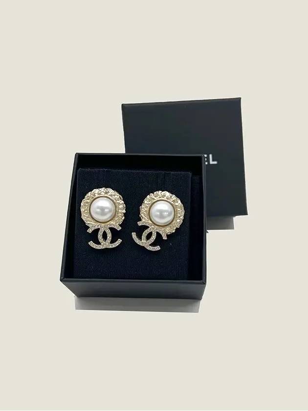 CC logo crystal pearl earrings - CHANEL - BALAAN 3