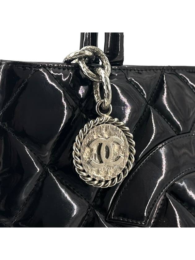 Patent Medallion Coin Bag Tote - CHANEL - BALAAN 6