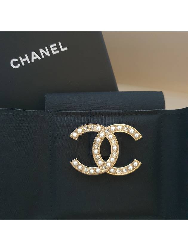 Pearl crystal CC logo brooch - CHANEL - BALAAN 2