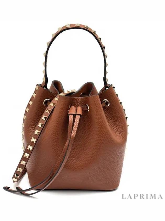 Rockstud Grainy Calfskin Bucket Bag Saddle Brown - VALENTINO - BALAAN.