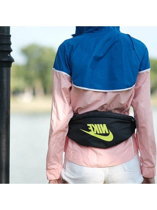 01DM0462070Heritage Area Swoosh Hip Sack Waist BagBlack Bolt - NIKE - BALAAN 1