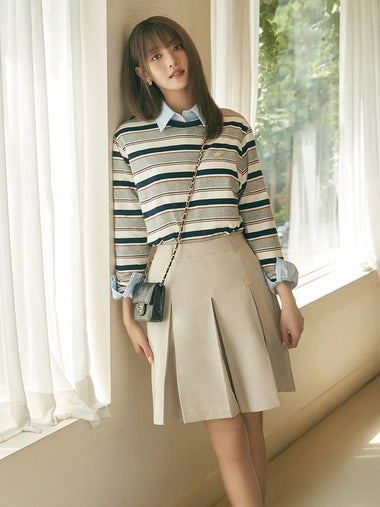 Minnie wearing FORMAL PLEATS SKIRT LIGHT GRAY - ANOETIC - BALAAN 1