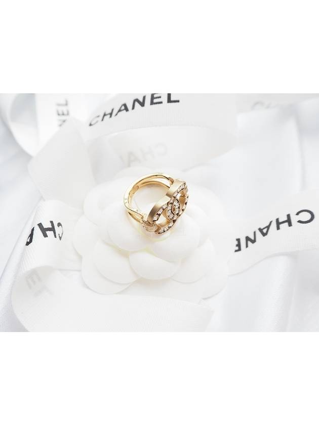 CC Logo Crystal Gold Ring Ring AB5671 - CHANEL - BALAAN 7