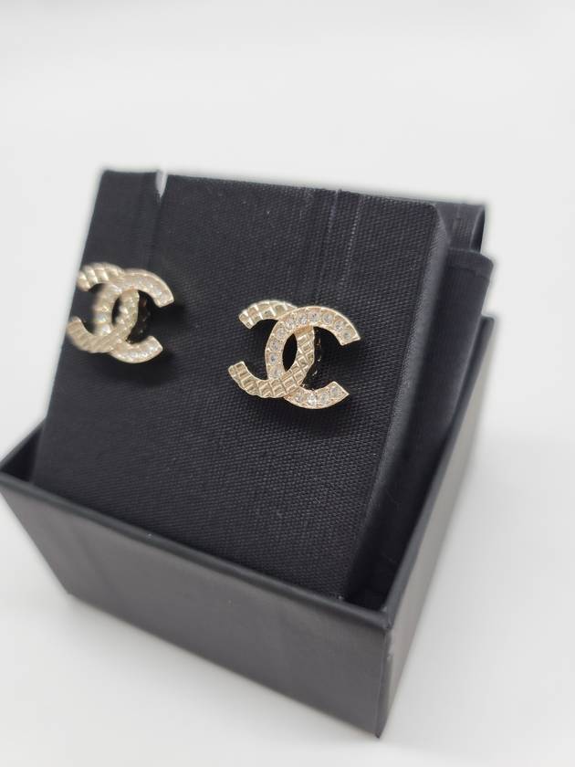 CC logo half cubic quilted gold earrings ABB974 - CHANEL - BALAAN 3