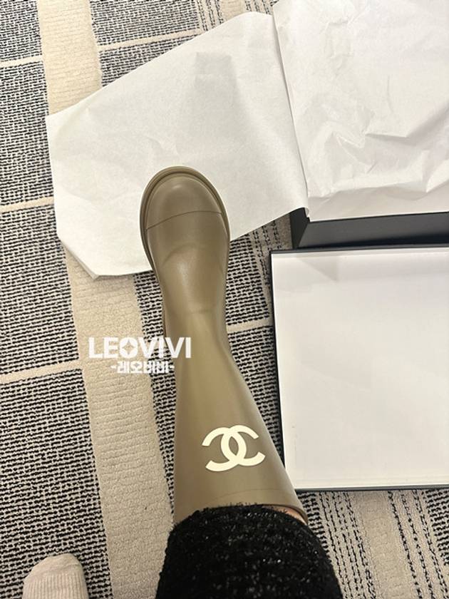 CC Logo Caoutchouc Rain Boots Dark Beige - CHANEL - BALAAN 2