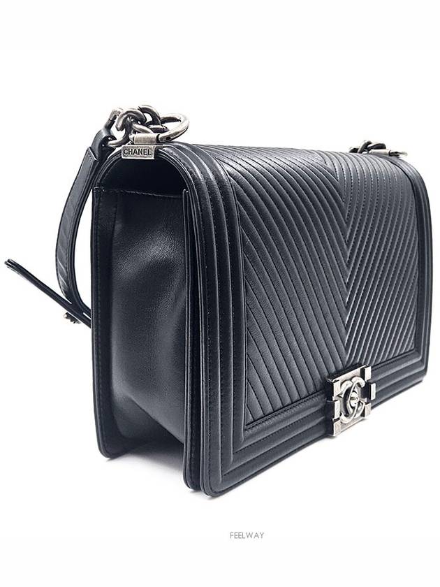 Calfskin Chevron Boy Bag New Medium - CHANEL - BALAAN 2