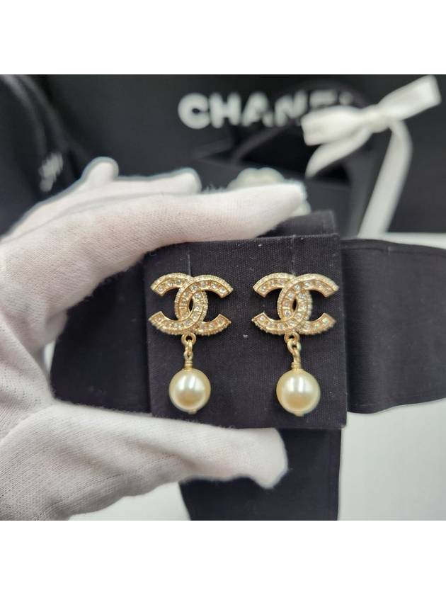 CC Metal Logo Pearl Earrings Gold - CHANEL - BALAAN 4