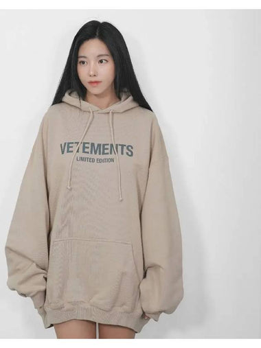 SS Logo Hoodie Beige UE63HD680X - VETEMENTS - BALAAN 1