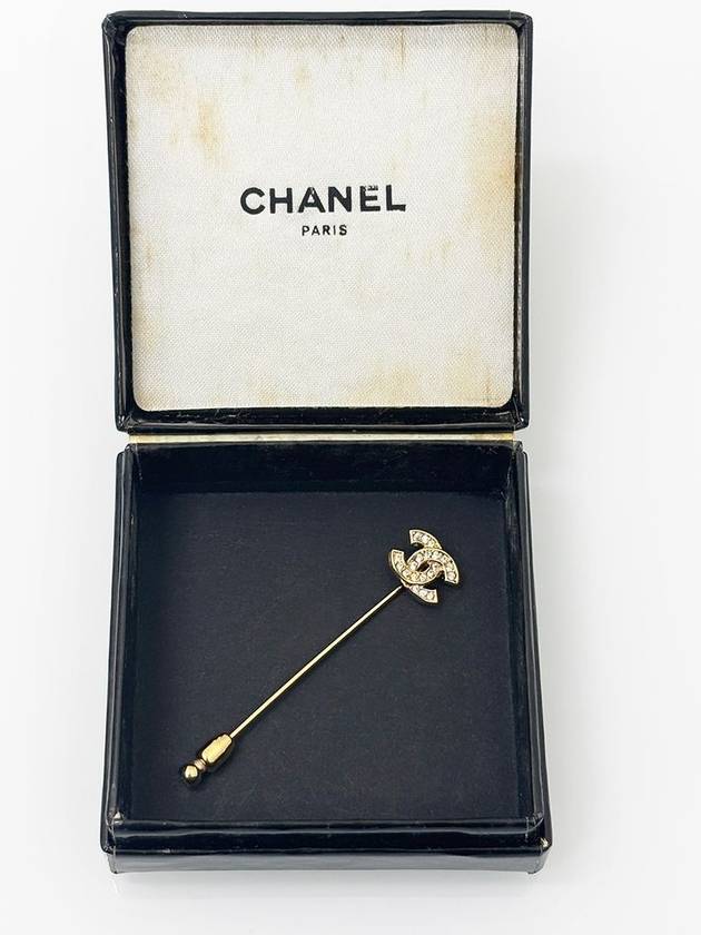 Gold Corkmark CC Logo Rhinestone Pin Brooch 4VCHA25710 - CHANEL - BALAAN 2