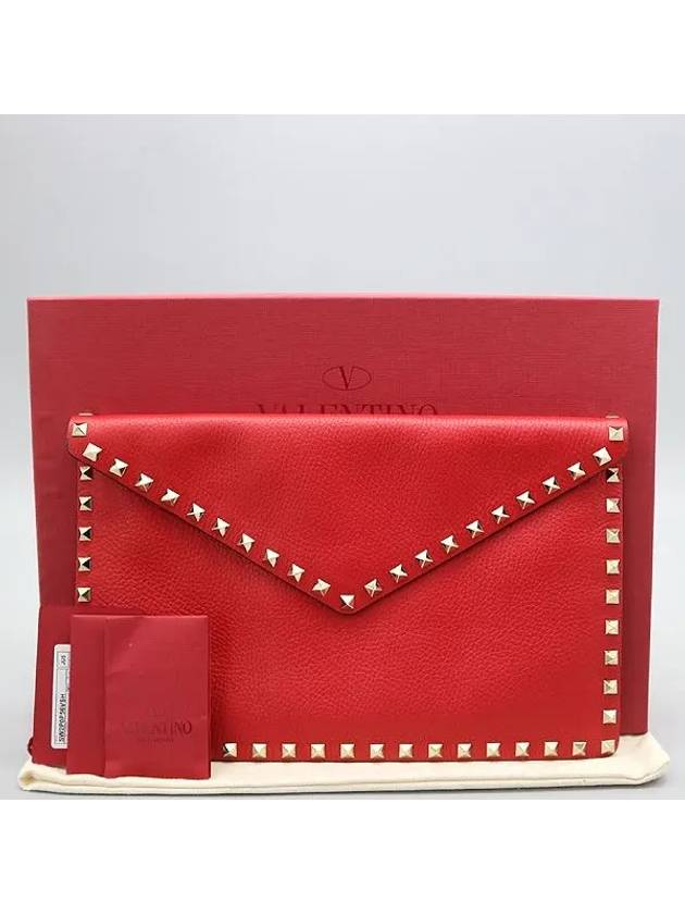 SW2P0P56VSH Red Leather Rockstud Envelope Flap Clutch - VALENTINO - BALAAN 1