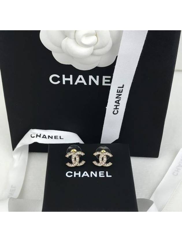 Women's CC Logo Pearl Crystal Stud Earrings Gold - CHANEL - BALAAN 4