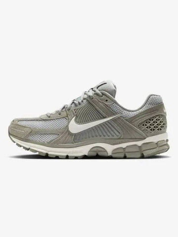 Zoom Vomero 5 M Dark Stucolite Smoke Gray Phantom HF1553002 1 4 - NIKE - BALAAN 1