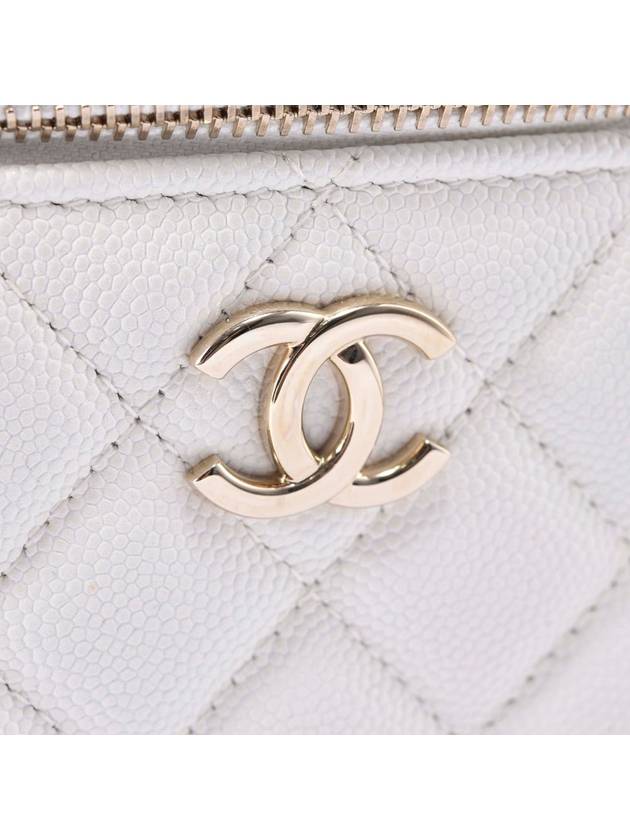 Women 22 Shinsegae Purchase Benetti Cosmetic Top Handle Bag CD5269 - CHANEL - BALAAN 4