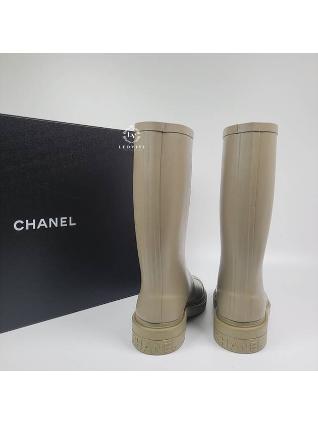 CC Logo Caoutchouc Rain Boots Dark Beige - CHANEL - BALAAN 7