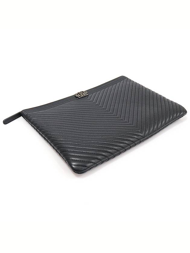 A84406 Dark Navy Lambskin Chevron Silver Plated Boy New Medium Clutch Bag 26th - CHANEL - BALAAN 4