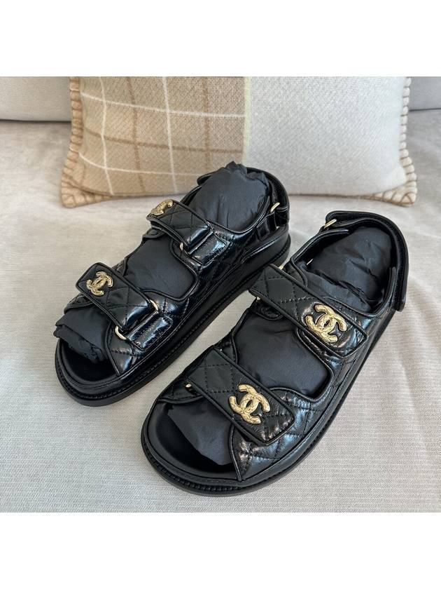 Logo Crumpled Shiny Lambskin Sandals Black - CHANEL - BALAAN 4