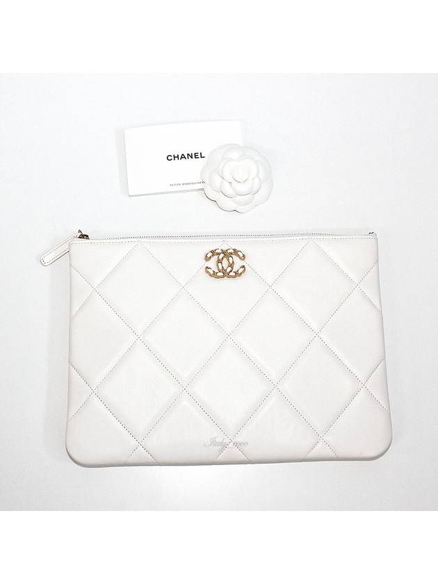 19 Lambskin medium clutch bag white - CHANEL - BALAAN 5